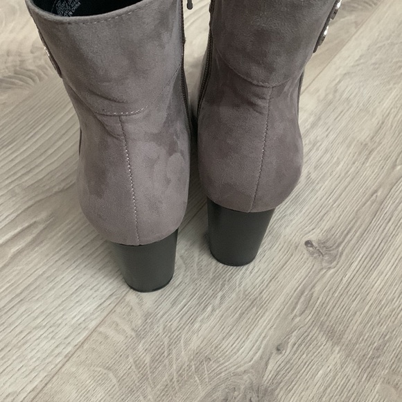 JONES NEW YORK SIGNATURE HIGH TOP BLOCK HEEL BOOTS - Picture 5 of 7